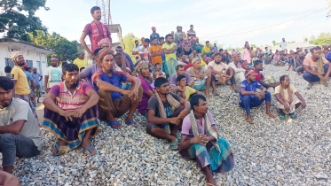 লালমনিরহাটের পাটগ্রাম উপজেলার বুড়িমারী স্থলবন্দরে কর্মহীন শ্রমিক। ছবি: সংগৃহীত
