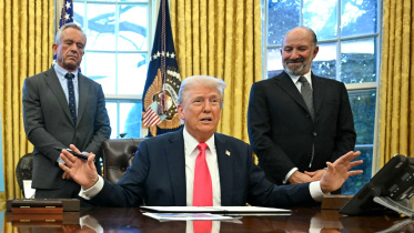 ওভাল অফিসে দুই মন্ত্রী পরিবেষ্টিত অবস্থায় ট্রাম্প। ছবি: এএফপি