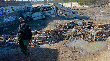 আত্মঘাতী হামলায় ব্যবহৃত ভ্যান পাহারা দিচ্ছে এক পাকিস্তানি সেনা। ছবি: এএফপি