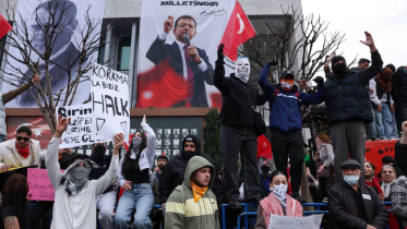 ইস্তাম্বুলের মেয়র ইমামোগলুকে আটকের প্রতিবাদে বিক্ষোভ। ছবি: এএফপি