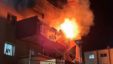 গাজার নাসের হাসপাতালের জরুরি বিভাগে জ্বলছে আগুন। ছবি: এএফপি