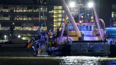 হাডসন নদীতে ভেঙে পড়া হেলিকপ্টারটি তুলে আনা হচ্ছে। ছবি: এএফপি