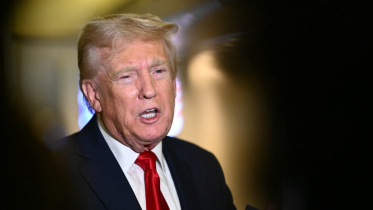 এয়ার ফোর্স ওয়ানে সাংবাদিকদের সঙ্গে কথা বলছেন ট্রাম্প। ছবি: এএফপি