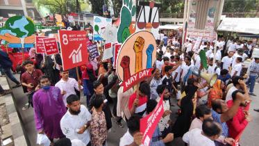 মে দিবস উপলক্ষে প্রেস ক্লাব এলাকায় বিভিন্ন সংগঠন বিভিন্ন কর্মসূচির আয়োজন করে। ছবি: রাশেদ সুমন/স্টার