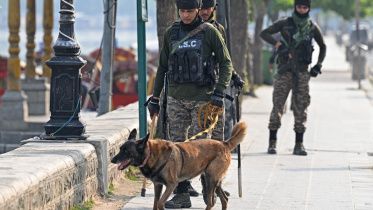 ভারত নিয়ন্ত্রিত জম্মু-কাশ্মীরে আধা-সামরিক বাহিনীর সদস্যদের প্রহরা। ছবি: এএফপি