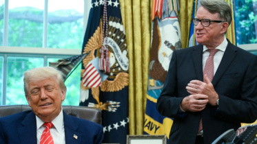 হোয়াইট হাউসে যুক্তরাষ্ট্রে নিযুক্ত ব্রিটিশ রাষ্ট্রদূত পিটার ম্যান্ডেলসনকে পাশে নিয়ে এই চুক্তির ঘোষণা দেন ট্রাম্প। ছবি: এএফপি