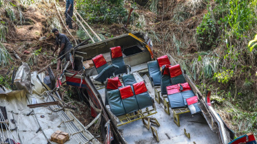 শ্রীলঙ্কায় তীর্থযাত্রীবাহী বাস খাদে পড়ে ২১ জন নিহত হয়েছেন। ছবি: এএফপি