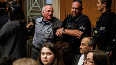 সিনেট থেকে হাতকড়া পরিয়ে বেন কোহেনকে সরিয়ে নেওয়া হচ্ছে। ছবি: এএফপি