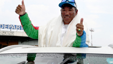 ৩১ বার এভারেস্ট জয় করে নতুন রেকর্ড গড়েছেন নেপালের 'এভারেস্ট ম্যান' কামি রিতা শেরপা(৫৫)। ছবি: এএফপি