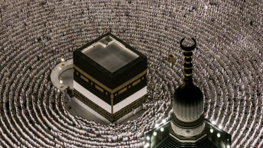 কাবা শরীফে হজযাত্রীরা জমায়েত হচ্ছেন। ছবি: এএফপি