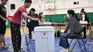 দক্ষিণ কোরিয়ার নির্বাচনে ভোট দিচ্ছেন ভোটাররা। ছবি: এএফপি