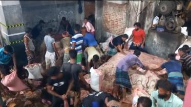 কাঁচা চামড়া সংরক্ষণকে কেন্দ্র করে দুপুরের পর থেকেই ব্যস্ততা বেড়েছে ট্যানারিগুলোতে। ছবি: সংগৃহীত