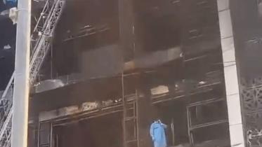 কুত শহরের শপিং মলে অগ্নিকান্ডে ৬১ জন প্রাণ হারিয়েছেন। ছবি: সংগৃহীত