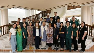 আজ, সিঙ্গাপুর, চীন এবং ভারতের চিকিৎসক এবং নার্সরা রাষ্ট্রীয় অতিথি ভবন যমুনায় প্রধান উপদেষ্টা অধ্যাপক মুহাম্মদ ইউনূসের সাথে সাক্ষাৎ করেন। ছবি: পিআইডি