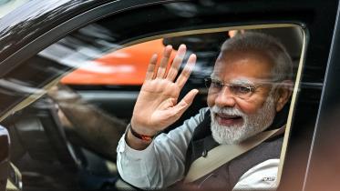 বেঙ্গালুরুতে নরেন্দ্র মোদি ভক্তদের উদ্দেশে হাত নাড়ছেন। ছবি: এএফপি (১০ আগস্ট, ২০২৫)