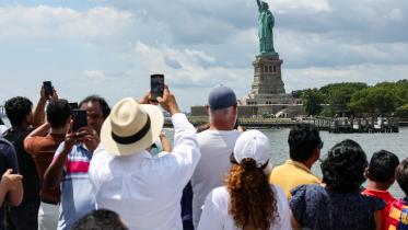 স্ট্যাচু অব লিবার্টি দেখতে ভিড় করছেন পর্যটকরা। ফাইল ছবি: রয়টার্স