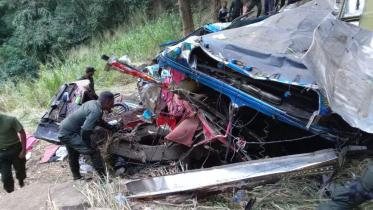 শ্রীলঙ্কায় বাস দুর্ঘটনার পর উদ্ধারকাজ চলছে। ছবি: সংগৃহীত