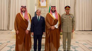 চুক্তি সই অনুষ্ঠানে বাঁ থেকে সৌদি আরবের প্রতিরক্ষামন্ত্রী খালিদ বিন সালমান, পাকিস্তানের প্রধানমন্ত্রী শেহবাজ শরিফ, সৌদি আরবের যুবরাজ মোহাম্মদ বিন সালমান ও পাকিস্তানের সেনাপ্রধান ফিল্ড মার্শাল আসিম মুনির। ছবি: পাকিস্তানের প্রধানমন্ত্রীর দপ্তর/এক্স