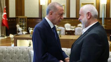 তুরস্কের নেতা এরদোয়ানের সঙ্গে প্রয়াত হামাস নেতা ইসমাইল হানিয়া। ফাইল ছবি: এএফপি