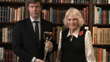 ব্রিটেনের রানি ক্যামিলা পার্কারের সঙ্গে বুকার পুরস্কার হাতে ডেভিড সোলোয়। ছবি: এএফপি