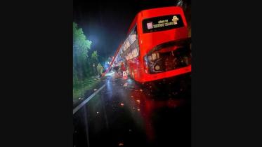 ভূমিধসের কারণে এই বাসটি পাথর ও বালুর নিচে চাপা পড়ে। ছবি: ভিয়েতনাম নিউজ