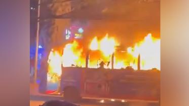 বাসে আগুন.jpg