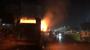 বাসে আগুন.jpg