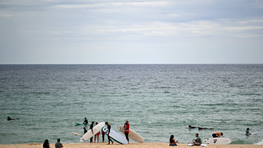 অস্ট্রেলিয়ার বন্ডাই বিচে হামলার প্রায় এক সপ্তাহ পর জীবন স্বাভাবিক হয়ে এসেছে। ছবি: এএফপি