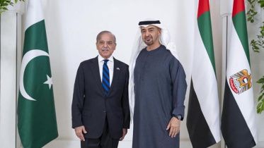 আরব আমিরাতে পাকিস্তানের প্রধানমন্ত্রী শেহবাজ শরীফকে স্বাগত জানান আমিরাতের প্রেসিডেন্ট। ফাইল ছবি: সংগৃহীত