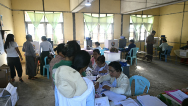 দ্বিতীয় ধাপের নির্বাচনে ভোট দিচ্ছেন ভোটাররা। ছবি: এএফপি