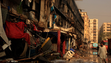 আগুনে পুড়ে করাচির গুল প্লাজায় ব্যাপক ক্ষয়ক্ষতি হয়েছে। ছবি: রয়টার্স