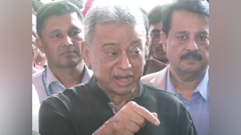 সাংবাদিকদের সঙ্গে কথা বলছেন অর্থমন্ত্রী আমীর খসরু মাহমুদ চৌধুরী। ছবি: ভিডিও থেকে নেওয়া