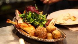 ব্রুকলিনের ফরাসি রেস্তোরাঁ জিজিস এর ৪০ ডলারের হাফ চিকেন। ছবি: এএফপি