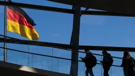 এ সমীক্ষায় প্রায় ২১% অংশগ্রহণকারী বলেছেন, আরো উন্নত জীবনের সন্ধানে তারা জার্মানি ছেড়ে যাওয়ার পরিকল্পনা করছেন ৷ প্রতীকী ছবি: ডয়চে ভেলে