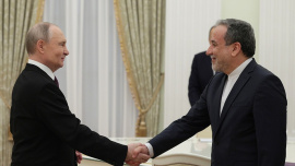 ২০২৫ সালের ১৭ এপ্রিল আরাঘচির সঙ্গে দেখা করেছিলেন পুতিন।ফাইল ছবি: ক্রেমলিনের ওয়েবসাইট