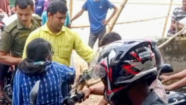 তরুণকে মারধর করতে দেখা যায় ইউএনওকে