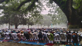 এদিন ভোর থেকেই আকাশ মেঘলা থাকলেও বিভিন্ন এলাকা থেকে মুসল্লিরা মাঠে আসতে শুরু করেন। ছবি: তাফসিলুল আজিজ/স্টার