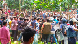 পুশির সঙ্গে স্থানীয়দের সংঘর্ষ। ছবি: স্টার