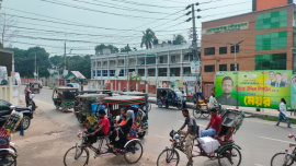 গোপালগঞ্জ সদরে আজ মানুষের তেমন উপস্থিতি দেখা যায়নি। ছবি: স্টার