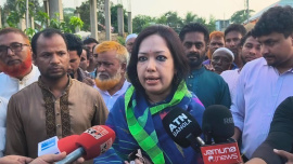 সাংবাদিকদের সঙ্গে কথা বলছেন রুমিন ফারহানার। ছবি: স্টার