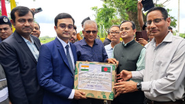 তারেক রহমানের জন্য কিউ জাতের আনারস উপহার পাঠিয়েছেন ত্রিপুরার মুখ্যমন্ত্রী। ছবি: স্টার