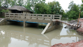  Name সাতক্ষীরার শ্যামনগরে ৩৩ লাখ টাকা ব্যয়ে নির্মিত সেতুর দুপাশে সংযোগ সড়ক নেই। ছবি: স্টার