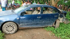 ট্রেনের ধাক্কায় দুমড়ে-মুচড়ে যাওয়া প্রাইভেটকারটি। ছবি: স্টার 