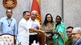 রেইনকোট বিতরণ করছেন প্রধানমন্ত্রী তারেক রহমান। ছবি: পিআইডি