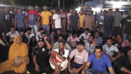 ঈশ্বরদী থানার সামনে বিক্ষোভকারীরা। ছবি: স্টার