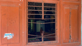 ভেঙে ফেলা জানালাটি। ছবি: স্টার