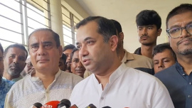  সাংবাদিকদের সঙ্গে কথা বলছেন তথ্য ও সম্প্রচার প্রতিমন্ত্রী ইয়াসের খান চৌধুরী। ছবি: স্টার