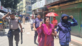 গত ২৯ আগস্ট ব্যবসায়ী জাকিয়া সুলতানাকে উদ্ধার করে থানায় নিয়ে যাওয়ার সময় মারধর করা হয়। ছবি: ভিডিও থেকে নেওয়া 