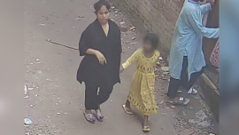  শিশু নুসরাতের হাত ধরে নিয়ে যাচ্ছেন এক তরুণী। ছবি: ভিডিও থেকে নেওয়া