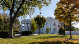 এখনো হোয়াইট হাউসে আছেন বাইডেন। ট্রাম্পকে বৈঠকে আসার আমন্ত্রণ জানিয়েছেন তিনি। ছবি: রয়টার্স